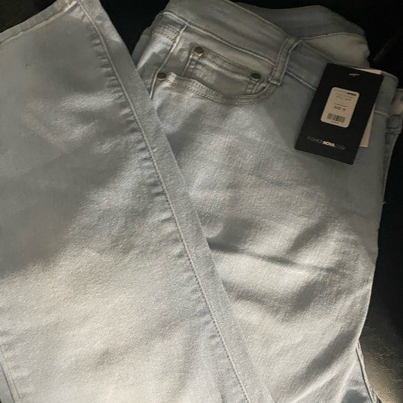 Fashion Nova, light blue jeans, size 16 - Picture 5 of 6